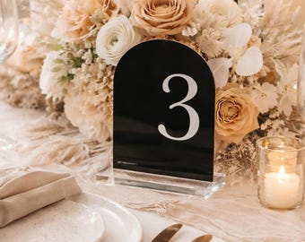 Números de mesa acrílicos arqueados / Decoración de boda con texto en relieve / Marcadores de mesa modernos