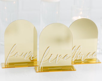 Massief gouden spiegel acryl gebogen tafelnummers met verhoogde tekst | Bruiloft tabelnummers | Aangepaste bruiloft tabelnummers | 3D-pop-outtekst