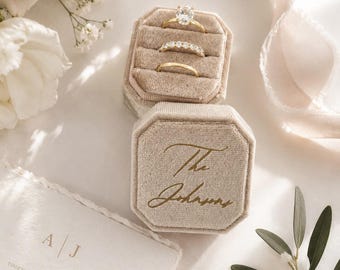 Caja para anillos de terciopelo biselado con triple ranura personalizada – Soporte para anillos de boda y compromiso – Diseño cuadrado moderno