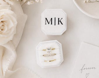 Caja para anillos de terciopelo biselado con triple ranura personalizada – Soporte para anillos de boda y compromiso – Diseño cuadrado moderno