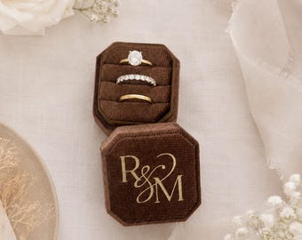 Caja para anillos de terciopelo biselado con triple ranura personalizada – Soporte para anillos de boda y compromiso – Diseño cuadrado moderno