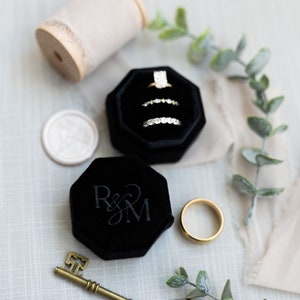 Achthoekige fluwelen ringendoos met drie sleuven | Aangepaste trouwringdoos | Verlovingsringdoos | Drievoudige gokkast | Moderne ringendoos | Aangepaste ringendoos