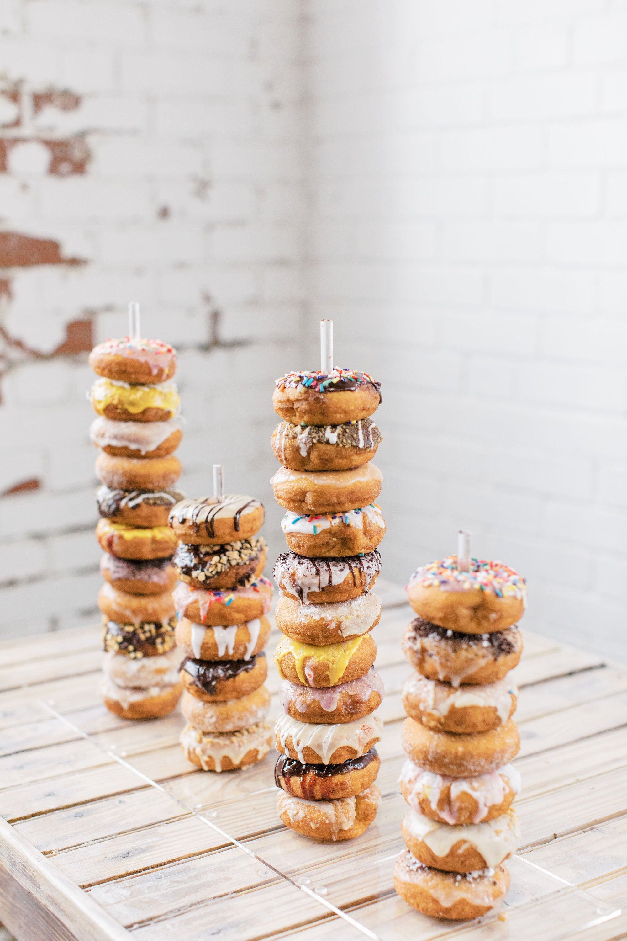 Bzocio 2 Pieces Acrylic Donut Stands Clear Bagels 5.9 Inch Round Stand Holder Doughnut Dessert Stand Table for Christmas Wedding Birthday Party