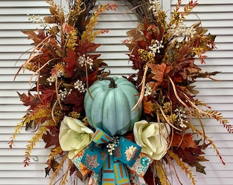 Corona de otoño de calabaza azul XL: Corona de magnolia y vid con hojas
