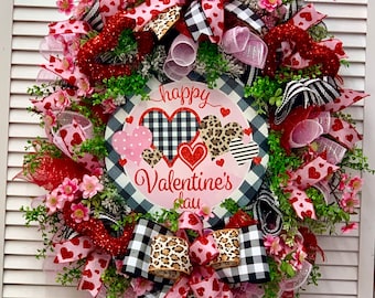 Corona de San Valentín con estampado de leopardo: decoración floral rosa y roja