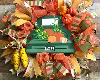 Corona de otoño con camión verde: decoración de cosecha hecha a mano