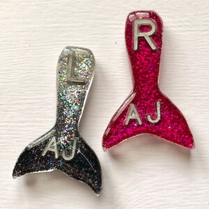 Colas de sirena con efecto degradado, marcadores de rayos X, rosa y negro, personalizadas con iniciales.