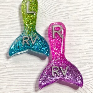 Marcadores de rayos X con forma de cola de sirena personalizados con 2 o 3 iniciales en rosa/morado y verde azulado/verde