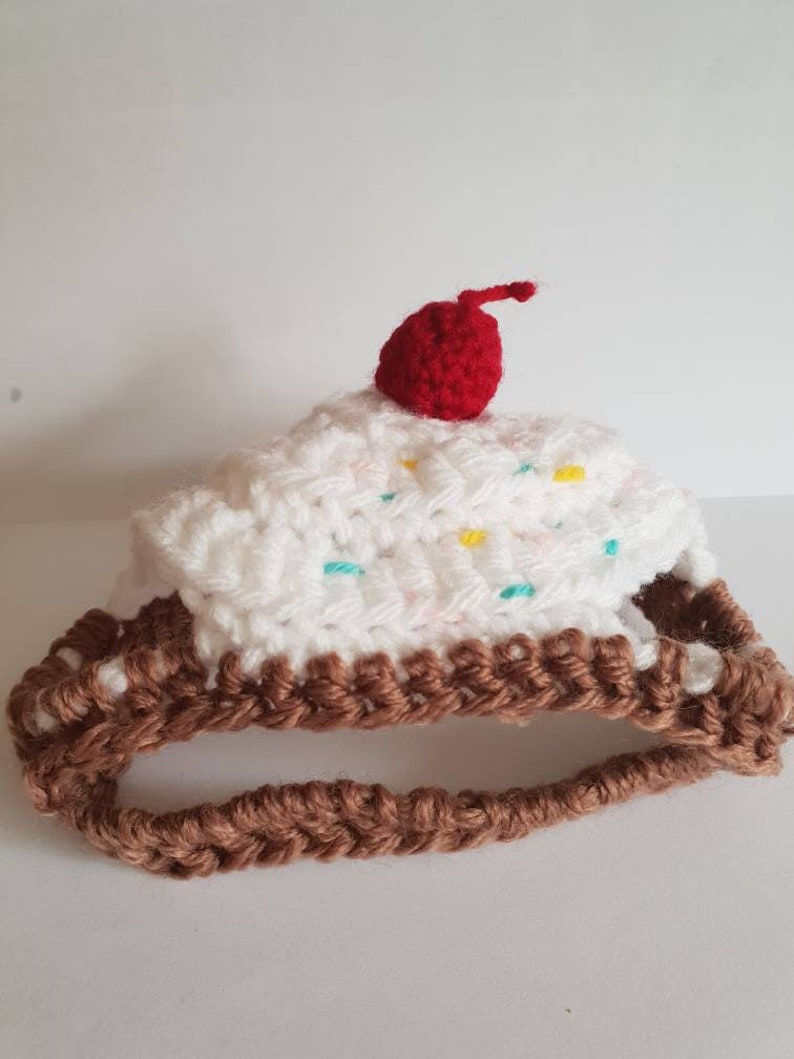 Crochet cupcake dog hat cupcake hat hats for dogs hats for pugs crochet hat pug hat winter hat crochet hat cupcake hat dog fashion imagem 2