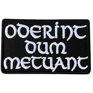 Könnte beinhalten: Schwarzer gestickter Aufnäher mit weißem Text, der "Oderint dum metuant" lautet.