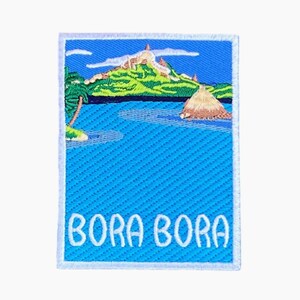 Peut inclure: Un patch brodé avec un fond bleu et une bordure blanche. Le patch représente une île tropicale colorée avec une montagne, des palmiers et un lagon. Le texte "BORA BORA" est brodé en blanc en bas du patch.