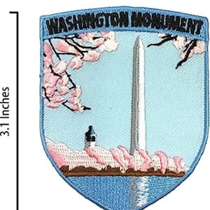 Può includere: Toppa ricamata raffigurante il Monumento a Washington con fiori di ciliegio. La toppa a forma di scudo misura 6,35 cm di larghezza e 7,87 cm di altezza. Il testo "WASHINGTON MONUMENT" è ricamato in blu navy nella parte superiore.