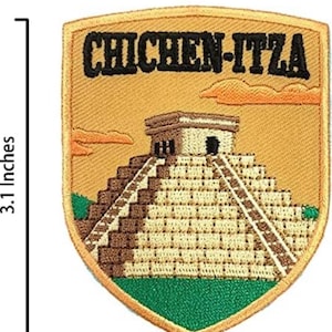 Op de afbeelding: Geborduurde patch met de Chichen-Itza-piramide met de tekst "CHICHEN-ITZA". De schildvormige patch is 6,35 cm breed en 7,87 cm hoog. Het ontwerp bevat een bruine piramide op een beige achtergrond en een groene basis.