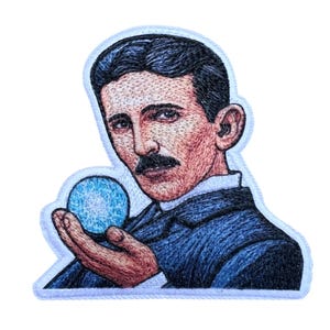 Könnte beinhalten: Gestickter Patch mit einem Porträt von Nikola Tesla, der eine leuchtende blaue Kugel hält. Der Patch ist weiß mit einem blauen und braunen gestickten Bild.