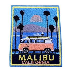 Könnte beinhalten: Gestickter Aufnäher mit einem Vintage-Van, der auf einer Straße mit Palmen und einem Sonnenuntergang im Hintergrund fährt. Der Text "MALIBU CALIFORNIA" befindet sich am unteren Rand des Aufnähers.