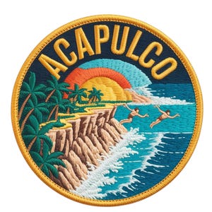 Peut inclure: Écusson brodé avec le mot "ACAPULCO" en jaune arqué en haut. L'écusson représente une scène de plage avec des palmiers, un coucher de soleil et deux personnages plongeant dans l'océan. La bordure est jaune.
