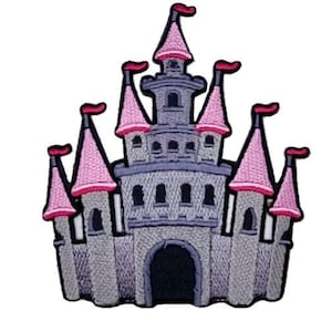 Puede incluir: Un castillo gris con torres rosas y banderas rojas. El castillo tiene una gran entrada arqueada y muchas ventanas.