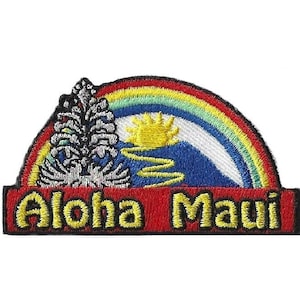 Könnte beinhalten: Gestickter Aufnäher mit einem Regenbogen, einer Sonne, einem Berg und einem Baum. Der Text "Aloha Maui" befindet sich auf einem roten Banner unter dem Bild.