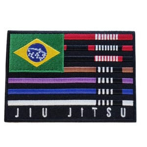 Könnte beinhalten: Gestickter Aufnäher mit einem Design, das von der brasilianischen Flagge inspiriert ist, mit einem grünen Feld und einer gelben Raute mit einem blauen Kreis. Der Aufnäher enthält Streifen, die die Jiu-Jitsu-Gürtelfarben darstellen, mit den Worten "JIU JITSU" in Weiß.