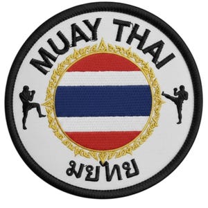 Puede incluir: Una taza de cerámica blanca con un asa negra y el texto "But First, Coffee" en negro, con una fuente de estilo manuscrito. La taza está sobre una superficie blanca.