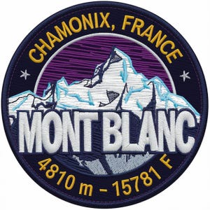 Puede incluir: Parche bordado circular con el texto "CHAMONIX, FRANCE" en amarillo. Presenta un diseño de cordillera y las palabras "MONT BLANC" en blanco. El parche incluye las medidas 4810 m - 15781 ft, sobre un fondo azul oscuro.