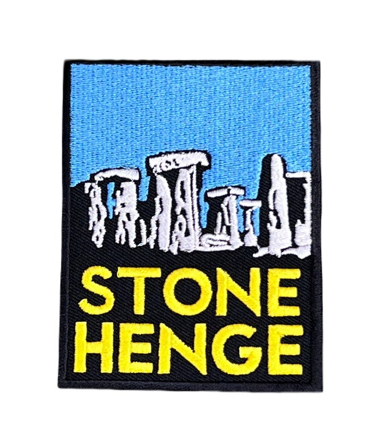 K&ouml;nnte beinhalten: Ein schwarzer und gelber gestickter Aufn&auml;her mit einer wei&szlig;en Umrandung von Stonehenge und dem Text "STONEHENGE" in Gelb.