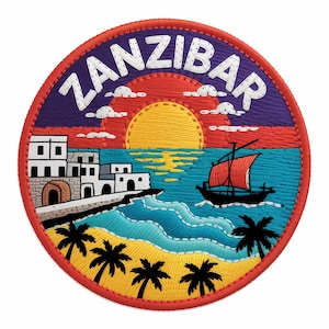 Może przedstawiać: Haftowana naszywka z motywem Zanzibaru. Naszywka przedstawia zachód słońca nad oceanem, żaglówkę, palmy i budynki. Słowo "ZANZIBAR" jest wyhaftowane na górze na biało. Naszywka ma czerwoną obwódkę.