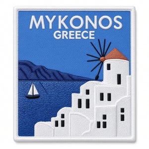 Puede incluir: Un parche bordado cuadrado con un fondo de cielo y mar azul con el texto blanco MYKONOS GREECE en la parte superior. El diseño incluye un molino de viento blanco con techo marrón, edificios blancos escalonados y un pequeño velero.
