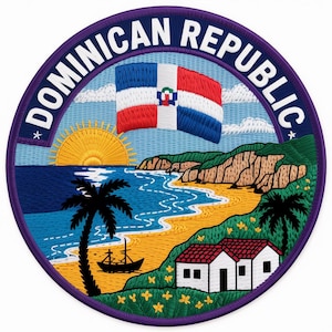 Puede incluir: Parche bordado con una escena costera con playa, palmeras y un barco. La bandera de la República Dominicana ondea sobre la playa. Las palabras "DOMINICAN REPUBLIC" están en un borde morado.