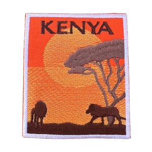Può includere: Toppa ricamata con sfondo arancione al tramonto, un albero marrone e due animali marroni. Il testo "KENYA" è in lettere marroni nella parte superiore della toppa.