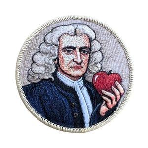 Peut inclure: Patch brodé représentant un portrait d'Isaac Newton tenant une pomme rouge. Le patch est circulaire et a une bordure blanche.