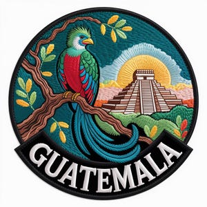 Può includere: Toppa ricamata raffigurante un colorato uccello quetzal posato su un ramo, con una piramide e un sole sullo sfondo. La parola "GUATEMALA" è visualizzata in lettere bianche su uno stendardo nero. La toppa ha un bordo nero.