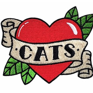 Può includere: Toppa ricamata con un cuore rosso con un'evidenziazione bianca, uno striscione con la scritta "CATS" e foglie verdi. La toppa ha un design in stile tatuaggio classico, per gli amanti dei gatti.