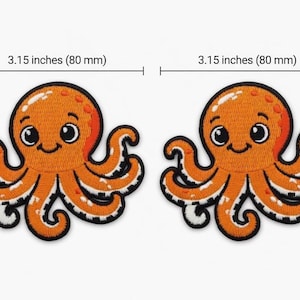 Peut inclure: Deux écussons brodés représentant des pieuvres, chacun de 80 mm de large. Les pieuvres sont orange avec des détails noirs et blancs, et ont des visages souriants. Ces écussons sont adaptés aux vêtements ou accessoires.
