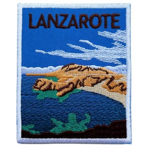 Könnte beinhalten: Gestickter Aufnäher mit dem Wort "LANZAROTE" in braunen Buchstaben. Das Design zeigt eine beige Landmasse, blaues Wasser und weiße Wolken auf blauem Hintergrund. Der Aufnäher ist von einem weißen Rand umgeben und zeigt eine detaillierte Landschaft.