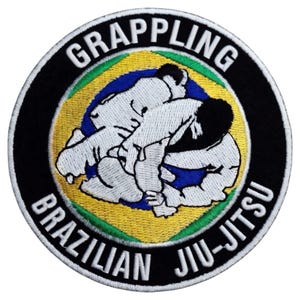Può includere: Una toppa circolare con le parole "GRAPPLING BRAZILIAN JIU-JITSU" in lettere bianche. La toppa presenta un'illustrazione stilizzata di due figure in posizione di grappling, su uno sfondo giallo, blu e verde, con un bordo nero.
