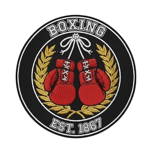 Könnte beinhalten: Runder, gestickter Aufnäher mit Box-Motiv. Der schwarze Aufnäher zeigt rote Boxhandschuhe, goldene Lorbeerblätter und das Wort "BOXING" darüber, mit "EST. 1867" darunter. Geeignet für Sportbegeisterte.