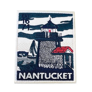 Könnte beinhalten: Weißer gestickter Aufnäher mit einem Leuchtturm, einem Segelboot und dem Text "EST 1671" und "NANTUCKET".