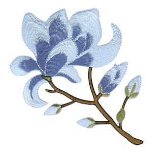 Pode incluir: Patch floral bordado com uma flor grande azul claro com detalhes em azul escuro e um caule castanho. A flor tem múltiplas pétalas com costuras detalhadas. Vários botões fechados também são visíveis no caule, com detalhes verdes e dourados.