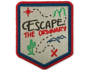 Parche Escape The Ordinary (3.3”), termoadhesivo o cosible, ideal para senderismo, mochila, fauna, trekking, senderos, viajes, aventuras, emblema, escudo.