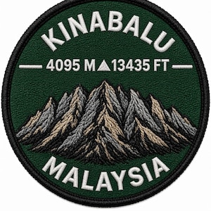 Peut inclure: Un écusson brodé circulaire sur fond vert foncé représentant une chaîne de montagnes dans des tons gris et beige. Le texte KINABALU est arqué en haut, MALAYSIA en bas, et 4095 M 13435 FT au centre, le tout en fil blanc.