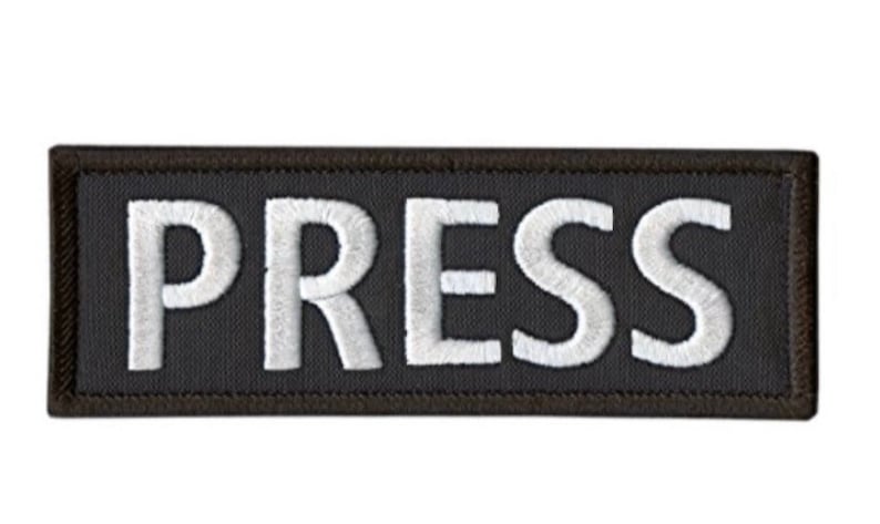 Peut inclure: &Eacute;cusson rectangulaire noir avec du texte brod&eacute; en blanc qui dit "PRESS".