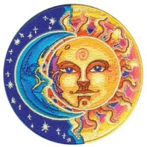 Puede incluir: Parche bordado con un diseño celestial. El parche redondo presenta un sol sonriente y una luna creciente con estrellas. El sol es amarillo, naranja y rojo, mientras que la luna y las estrellas son azules y blancas. Un artículo decorativo.