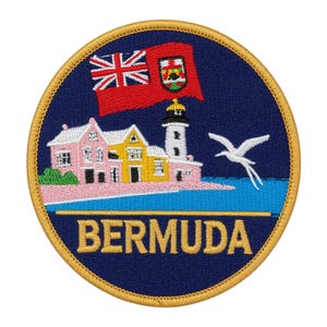 Peut inclure: Un écusson brodé circulaire avec un fond bleu foncé et une bordure dorée. Il représente un drapeau rouge avec l'Union Jack, un phare blanc, des bâtiments roses et jaunes, un oiseau blanc et le mot BERMUDA en lettres capitales dorées.