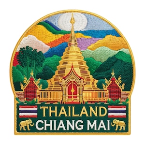 Op de afbeelding: Geborduurde patch met een gouden tempel met een hoge toren, tegen een achtergrond van kleurrijke bergen en een volle maan. De patch bevat de tekst "THAILAND CHIANG MAI" en de Thaise vlag.