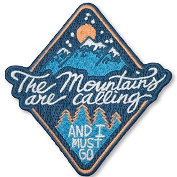 Les montagnes appellent et je dois aller Patch (3,25 pouces) Badge à repasser ou à coudre Randonnée Crest Souvenir Sentier de randonnée Sac à dos Emblème Patchs cadeaux