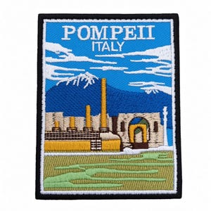 Könnte beinhalten: Ein rechteckiger bestickter Aufnäher mit blauem Himmel und weißen Wolken über einer Landschaft von Pompeji, Italien. Das Design zeigt beige Ruinen, gelbe Säulen und grünen Boden, mit dem in Weiß gestickten Schriftzug POMPEII ITALY oben.