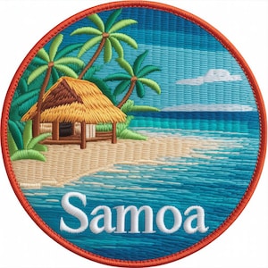 Könnte beinhalten: Gestickter Aufnäher mit einer tropischen Strandszene. Eine Hütte mit Strohdach steht an einem Sandstrand, umgeben von Palmen. Das Meer hat einen Blauton, mit dem Wort "Samoa" in weißer Schrift. Der Aufnäher hat einen roten Rand.