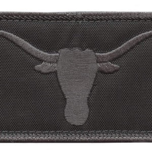 Peut inclure: Patch brodé noir avec une silhouette de tête de taureau longhorn avec de grandes cornes.