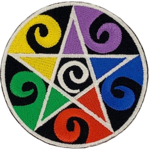 Peut inclure: Un patch brodé coloré représentant une étoile à cinq branches avec des motifs en spirale jaunes, violets, bleus, verts et rouges. L'étoile est entourée d'un fond noir et d'une bordure blanche.